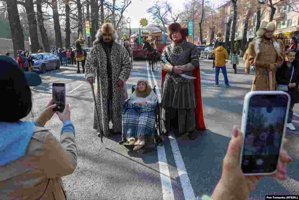 По дороге шествие несколько раз останавливалось (вроде бы устраняли неисправность в самоходной юрте), и зрители тут же выстраивались в очередь, чтобы сфотографироваться с участниками парада. Наибольшей популярностью пользовались артисты ростом около двух метров в костюмах батыров&nbsp;
