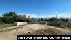 Ministerul Transporturilor susține că responsabil de construirea podului peste râul Olt, de la Voila, județul Brașov, este Consiliul Județean. Președintele Consiliului Județean spune că la toamnă, podul de care au nevoie militarii va fi gata.