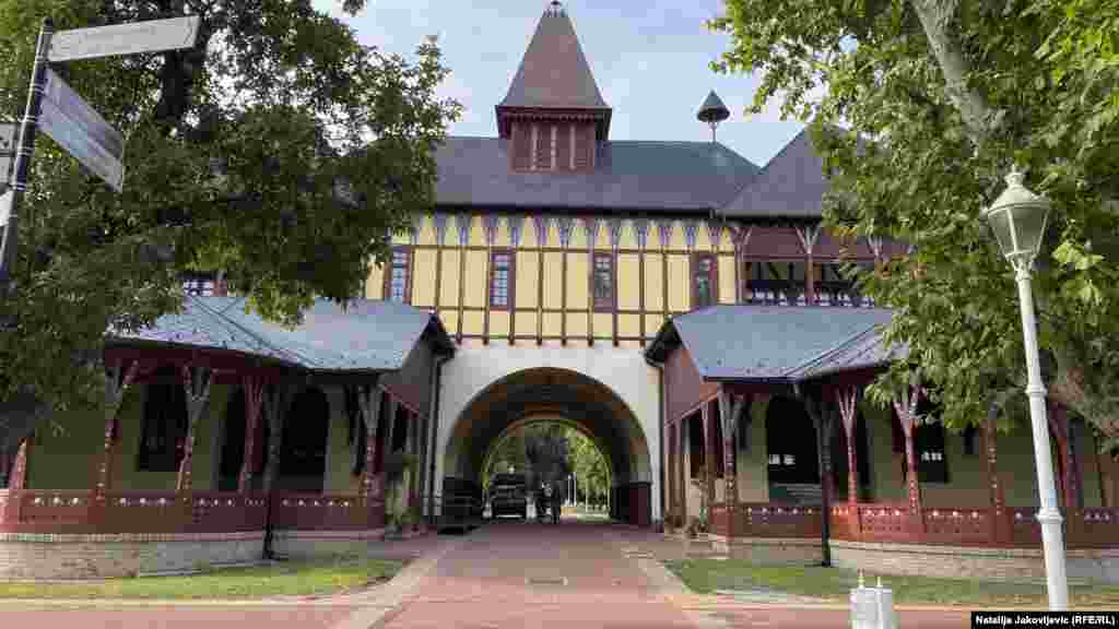 Velika terasa je glavno i najveće palićko zdanje. Izgrađena 1912. godine, služila je kao kur-salon, mesto za zabavu, sa višenamenskom balskom dvoranom, poslastičarnicom, restoranom, prodavnicama i dve velike terase. Postoji zanimljiva priča, da je nakon londonskog, drugi u svetu teniski meč u zatvorenom prostoru održan baš u balskoj dvorani Velike terase. Danas je Velika terasa Kongresni centar koji je ukrašen najlepšim secesijskim detaljima.