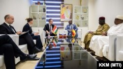 Szijjártó Péter Csádban Mahamat Charfadine Margui csádi közbiztonsági és bevándorlási miniszterrel 2023. december 7-én: a diplomaták után hamarosan katonák is mehetnek Csádba