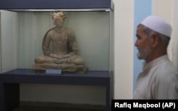 Statuia unui Buddha așezat, datând din secolul al III-lea sau al IV-lea, expusă la Muzeul Național al Afganistanului din Kabul, în 2019.