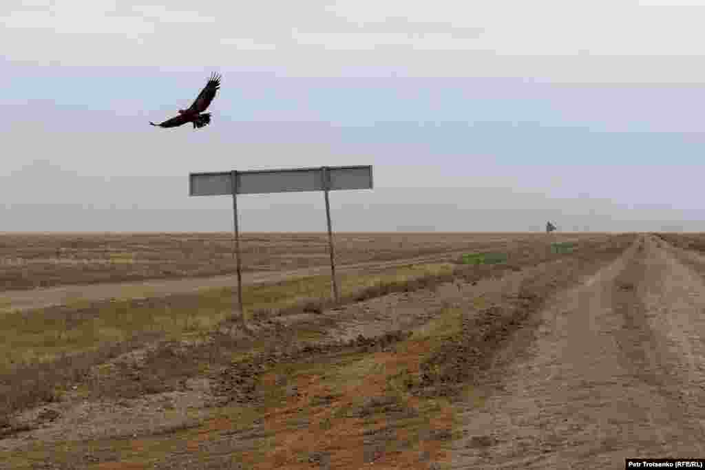 Put do mesta Han Ordasi. Na manje od 50 kilometara od Sajhina nalazi se Han Ordasi. Selo je poznato po slanom jezeru Haki Sor koje se pretvorilo u svojevrsno vojno arheološko nalazište. Decenijama su rakete lansirane sa poligona Kapustin Jar padale u to jezero.