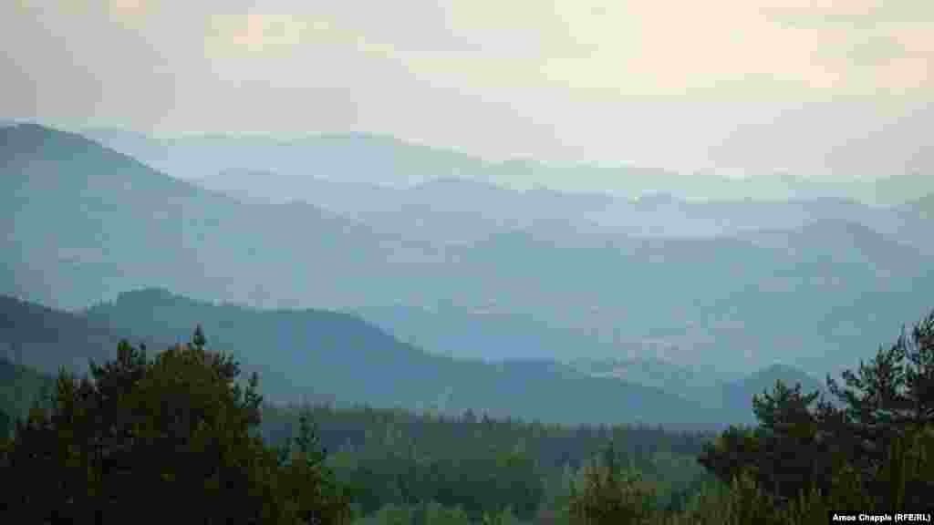 Zjarret në Turca janë vetëm disa nga shumë të tilla që ushqehen prej rrjedhjeve nga depozitat e gazit natyror nën këto kodra, në verilindje të Bukureshtit, dhe që digjen në mënyrë spontane.