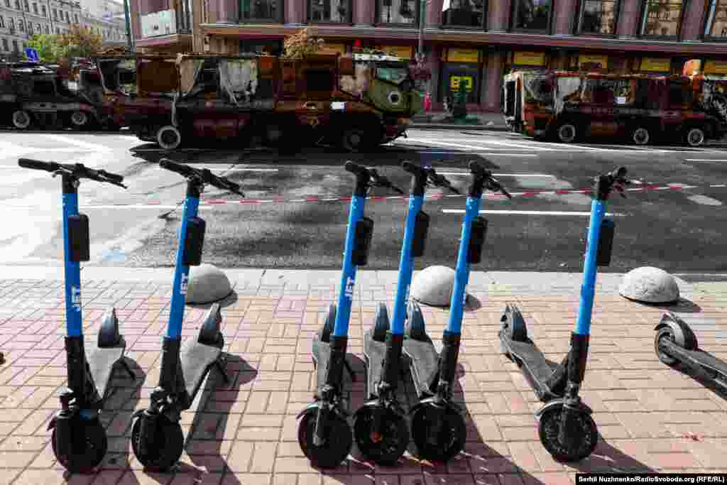 Trotinete electrice pe trotuare și echipamente militare distruse plasate de-a lungul bulevardului Kreșceatik. &nbsp;