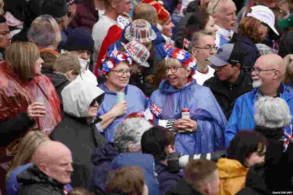 Publika čeka da prođe kolona sa kraljem i kraljicom u Londonu, 6. marta