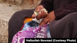 Femei afgane cerșind în provincia Nimroz. Numărul femeilor cerșetoare a crescut în provincia Nimroz.