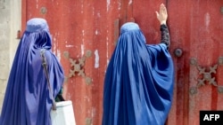 Dy gra të veshura me burka në Afganistan.