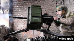 Украински войник, който е част от отбраната на Бахмут. Снимката е от 28 февруари