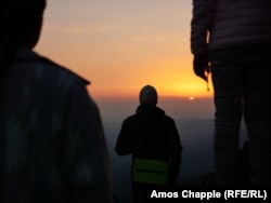 Članovi Bijelog bratstva promatraju izlazak sunca 18. augusta.