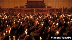 Ljudi prisustvuju bdenju uz sveće u parku Viktorija u Hong Kongu 4. juna 2015, obeležavajući proteste na Trgu Tjenanmen 1989. koje su predvodili studenti.
