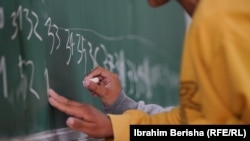 Dijete računa na školskoj tabli u mjestu Gadime, april 2024.