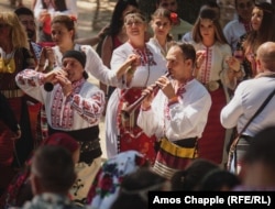 Zenészek játszanak a táncosok körében