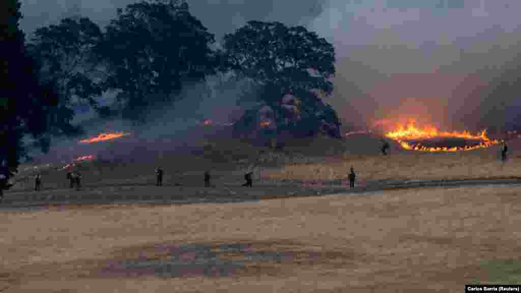 A Los Angelestől északnyugatra, Gorman közelében égő Post Fire több mint tizenötezer hektárra terjedt ki, míg a Sonomában lévő Point Fire mintegy ezerkétszáz hektárra kedden. Egy másik, a Colusa megyében található, Sites Fire néven ismert tüzet hétfőn jelentettek először, másnapra elérte a tízezer hektárnyi területet. A Calaveras megyében található Aero Fire több mint ötezer-négyszáz hektárra nőtt