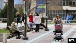 Хора се разхождат в центъра на Благоевград.