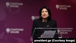 პრეზიდენტი სალომე ზურაბიშვილი ლონდონში, საერთაშორისო საქმეთა სამეფო ინსტიტუტში (Chatham House-ში). 2024 წლის 28 თებერვალი