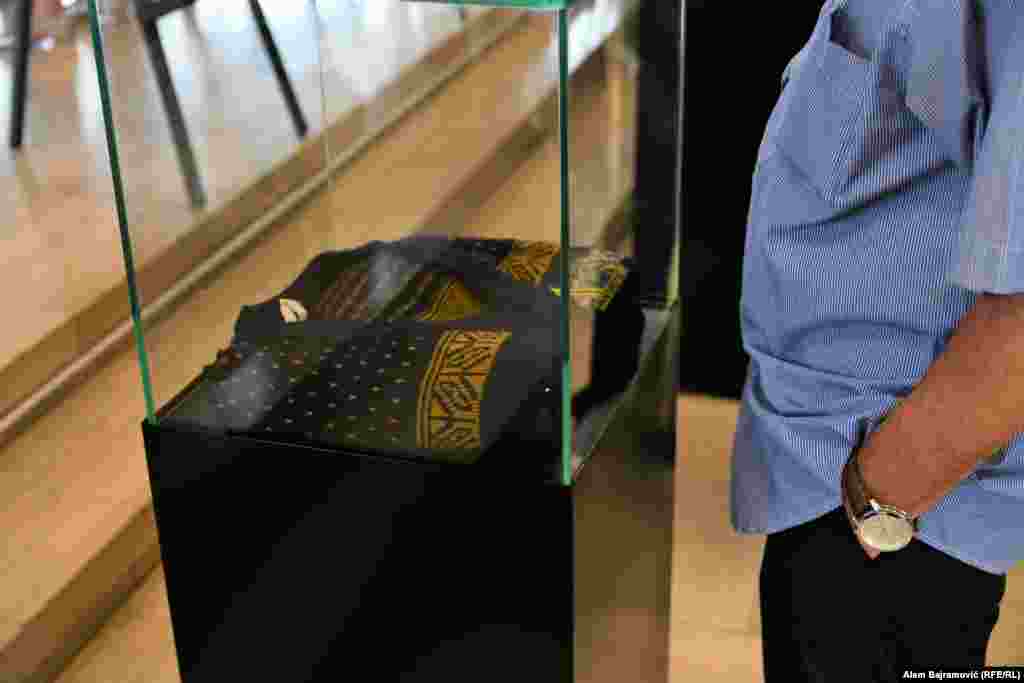 Jedan od posjetitelja kod džempera Muhameda Hafizovića. Džemper je porodična uspomena na Muhameda i njegovu braću. &nbsp;