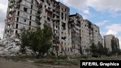 Бомбардирана от руските сили жилищна сграда в град Попасна, в който сега са останали да живеят само няколко души.