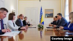 Predsjedavajući Predsjedništva Bosne i Hercegovine Denis Bećirović tokom razgovora sa visokim predstavnikom u BIH Christianom Schmidtom, Sarajevo, 19. mart 2024. 