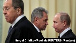 От ляво надясно: министърът на външните работи на Русия Сергей Лавров, на отбраната Сергей Шойгу и президентът Владимир Путин. Архивна снимка.