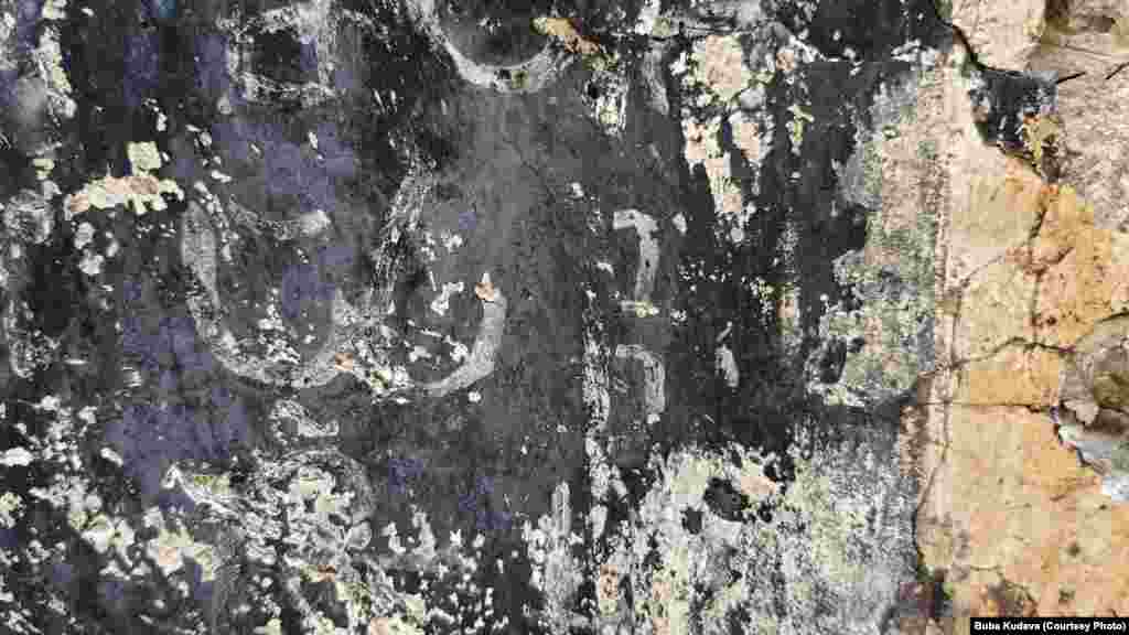 შემორჩა წარწერაც, რომელიც ჯერ გაშიფრული არაა.&nbsp;