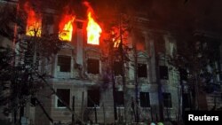 Пожарникарите работат на местото на зградата оштетена од руски ракетен напад, среде рускиот напад врз Украина, во Миколаев, Украина, 27 април 2023 година.