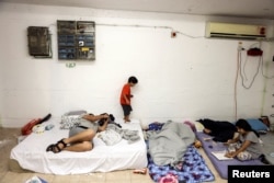 Óvóhelyen Askelónban a gázai rakétatámadások idején, október 8-án