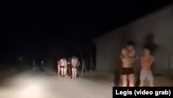 Deo videa koji, prema navodima aktivista, prikazuje ljude u pokretu koje je srpska policija 10. februara prisilno proterala nazad u Severnu Makedoniju