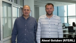 Ion Urușciuc, gazda podcastului „În Esență...” și comentatorul politic Ion Tăbârță, în redacția Europei Libere