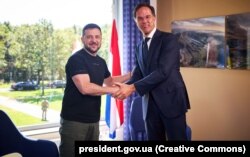 Preşedintele ucrainean Volodimir Zelenski şi premierul olandez Mark Rutte au avut o întrevedere de lucru duminică la Eindhoven.