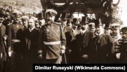 Цар Фердинанд (в средата) при обявяването на независимостта на България, 22 септември 1908 г.