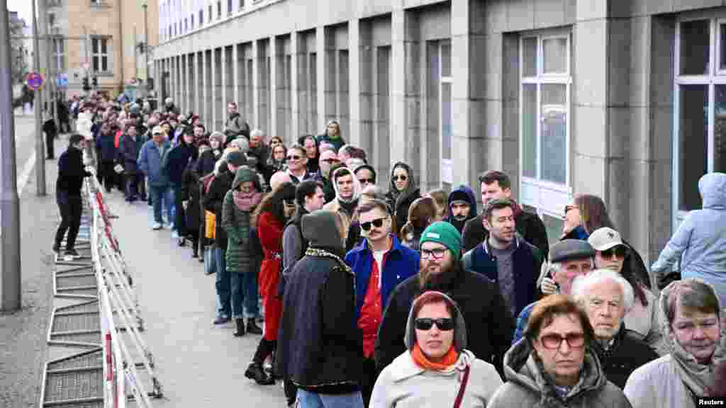 Szavazók a berlini orosz nagykövetség előtt az oroszországi elnökválasztás utolsó napján, 2024. március 17-én.&nbsp;Az exit poll felmérés szerint Putyin a szavazatok 87,8 százalékát szerezte meg, ami a legmagasabb eredmény Oroszország posztszovjet történetében. Az Egyesült Államok, Németország, az Egyesült Királyság és más nemzetek szerint a szavazás nem volt sem szabad, sem tisztességes a politikai ellenfelek bebörtönzése és a cenzúra miatt