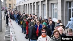 Опашката пред посолството на Русия в Берлин