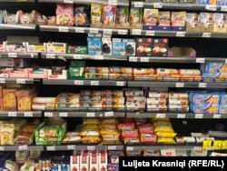 Flamuj të origjinës së produkteve me ngjyra bardhë e zi.