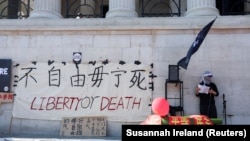 Pe măsură ce a devenit mai greu să comemorezi masacrul în China, apoi și în Hong Kong, a crescut semnificația protestelor din străinătate: În imagine, un manifestant în centrul Londrei, la aniversarea din 2023.