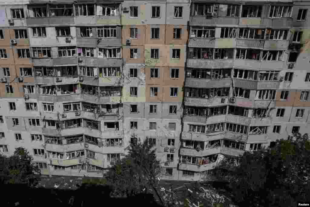 Eksplozivni val oštetio je i veliku i okolne manje stambene zgrade.