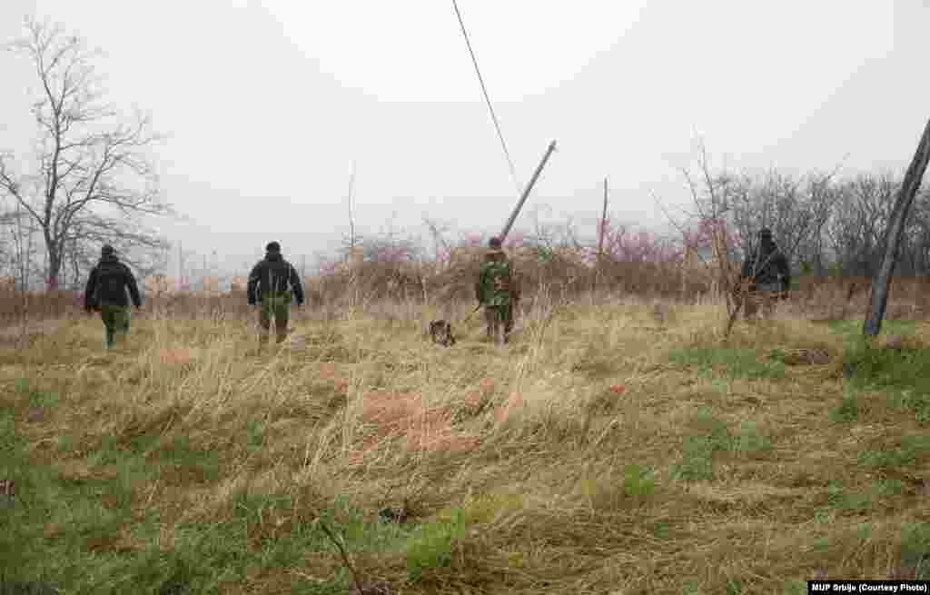 Teren se pretražuje u manjim grupama dobrovoljaca od po 20 ljudi, koji se dele i idu sa policijom.