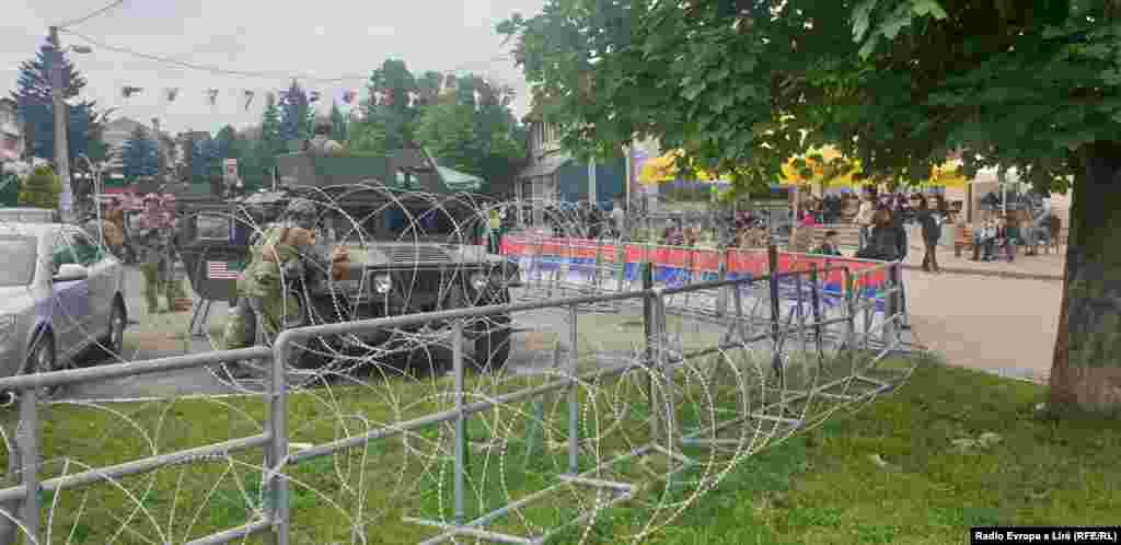 Oko 100 demonstranata okupilo se i ispred zgrade opštine u Leposaviću. Situacija je trenutno mirna, a tu su i američki vojnici Kfora.