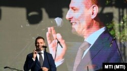 A fideszes Tuzson Bence beszédet mond Gödön 2023. május 24-én