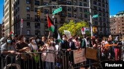 Studenti demonstriraju ispred kampusa Univerziteta Kolumbija, dok se protesti nastavljaju unutar i izvan univerziteta u New Yorku, SAD, 22. aprila 2024.