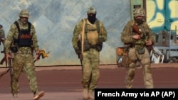 Nedatirana fotografija koju je podijelila francuska vojska prikazuje tri ruska plaćenika u Maliju