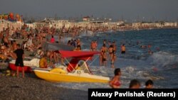 A strand a krími Jevpatorija városában 2023. augusztus 6-án