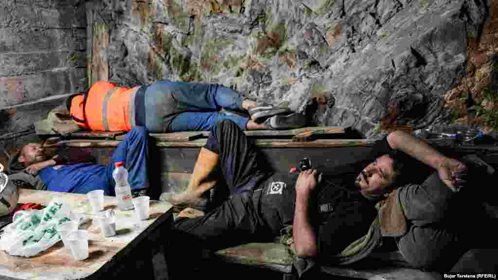 Minatorë duke pushuar në minierën e Stantërgut, 25 tetor 2023.