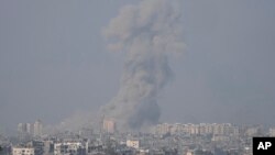 Дим от израелски удар в северната част на Газа, 28 октомври 2023 г.