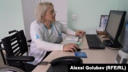 Atunci când sistemul nu funcționează, medicul trece datele într-un jurnal și în fișa pacientului, ca să se asigure că nu se pierd.  