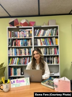 Esma në rolin e asistentes për Biologji molekulare.