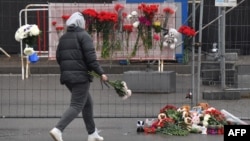 რუსეთის ოფიციალურ პირთა თქმით, სავარაუდოდ, მსხვერპლის რაოდენობა გაიზრდება. ფოტოზე: დაღუპულთა ხსოვნისადმი მიძღვნილი სახელდახელო მემორიალი "კროკუს სიტი ჰოლთან". კრასნოგორსკი, 23 მარტი, 2024.