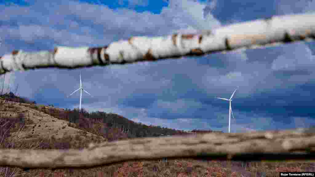 Turbinat që prodhojnë energji elektrike në parkun e erës Kitka, që është një prej parqeve të para të erës në Kosovë dhe ka kapacitet 32 megavat. Ky park nisi prodhimin e energjisë elektrike në vitin 2018.