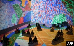 Изложбата "Bigger and Closer" ("По-голямо и по-близо")