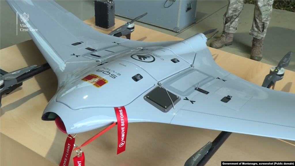 Dronovi za potrebe vojske su skuplji od onih komercijalnih zbog naprednih tehnologija i kapaciteta: lete duže, imaju veći domet i nose specifičan teret koji je interoperabilan sa NATO standardima. Na upit RSE o njihovoj cijeni, iz Ministarstva odbrane nisu odgovorili, ali se u jednom od njihovih planova nabavki navodi da je za bespilotne letjelice izdvojeno nešto više od milion eura.