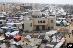 Палатков лагер, в който са настанени палестинци, разселени от израелската офанзива, се вижда в Рафах, Ивицата Газа, 27 февруари 2024 г.